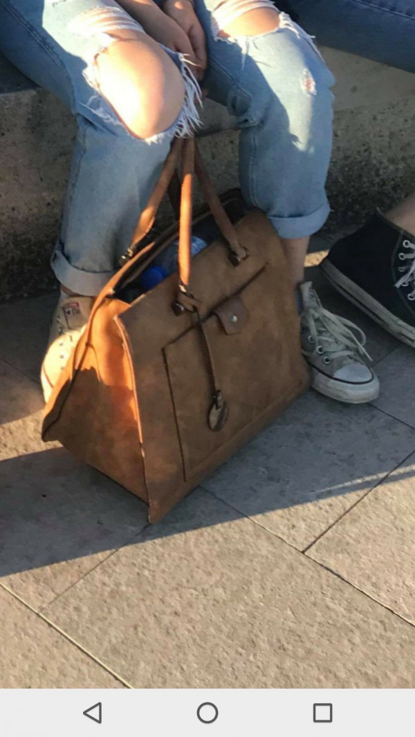 Sac à main marron perdu à l'arrêt de tramway T2 Vinatier