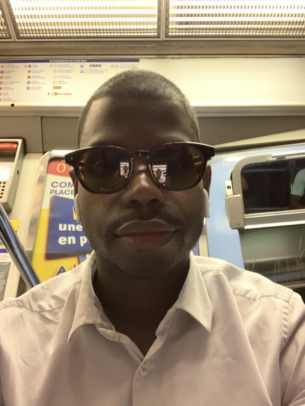 Lunettes de soleil au bar de la mer