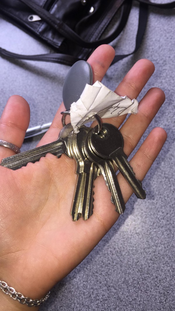 TRousseau de clés avec 3 clés, badge magnétique et “carte” de magasins auchan, leclerc et match