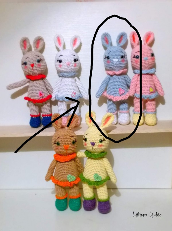 Peluche doudou lapin bleu en tricot