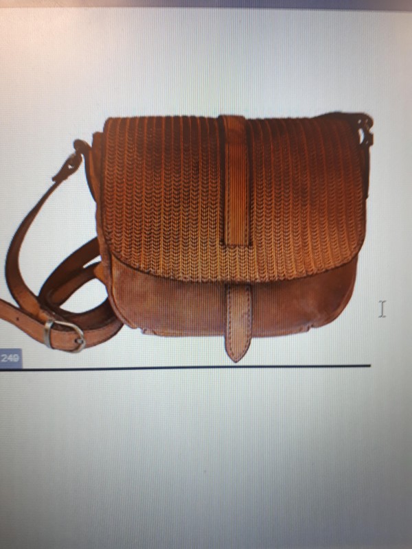 Petit sac à main couleur marron clair. Le dessus est en cuir tressé