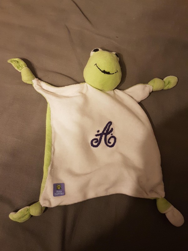 Perdue doudou grenouille avec un A brisé dessus