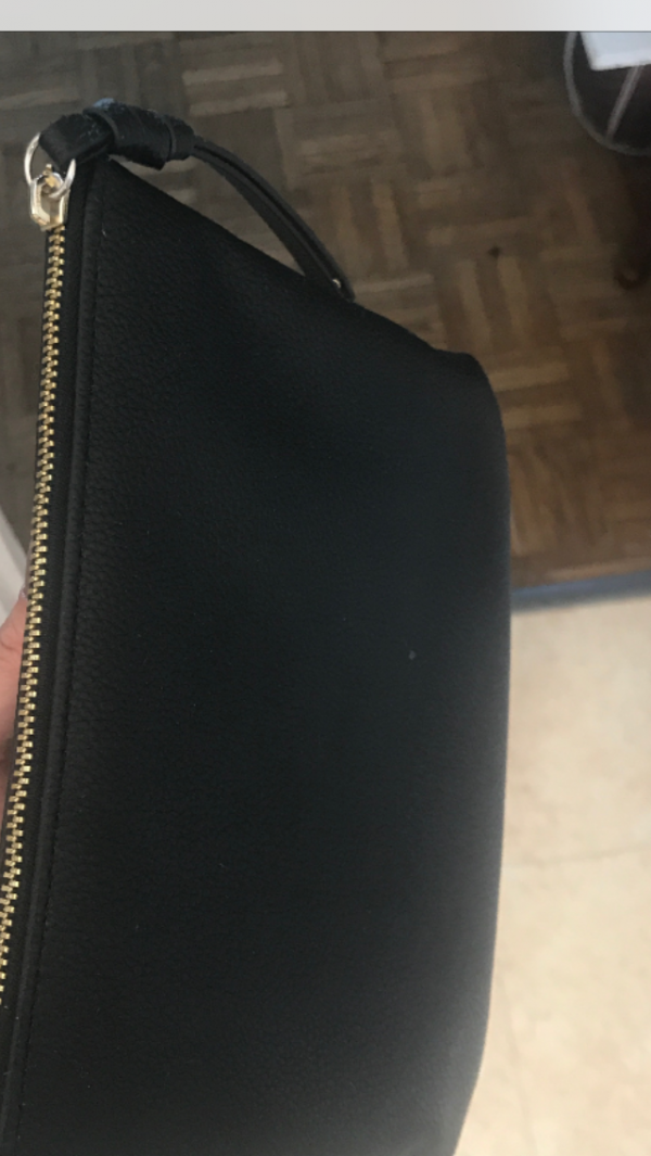 Perdu pochette noire à orly sud salle F terminal 4