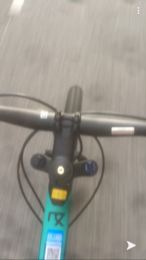 Velo (VTT ORBEA MX 50 couleur tout noir avec des trait turquoise rouge) vole dans Lyon 3eme