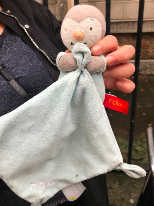 Doudou tchoupi bleu trouvé à Paris 16, Rue de Longchamp