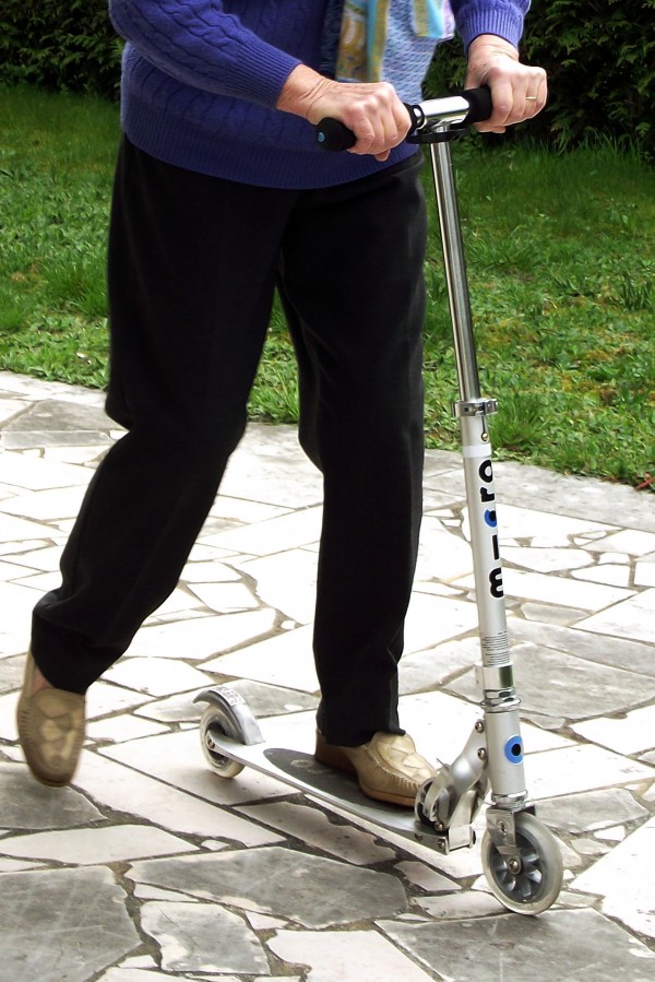 Trottinette MiCRO grise dans le train Roanne /Bourg-en-Bresse