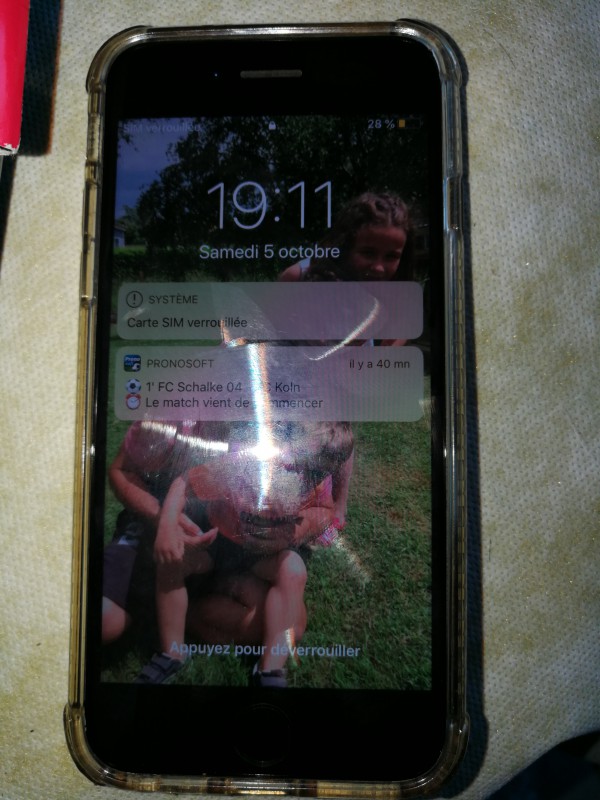 J'ai trouvé un I phone quai Louis Durand avec cache protecteur transparent au dos. Photo de famille sur l'écran d'accueil : un homme et 3 enfants.