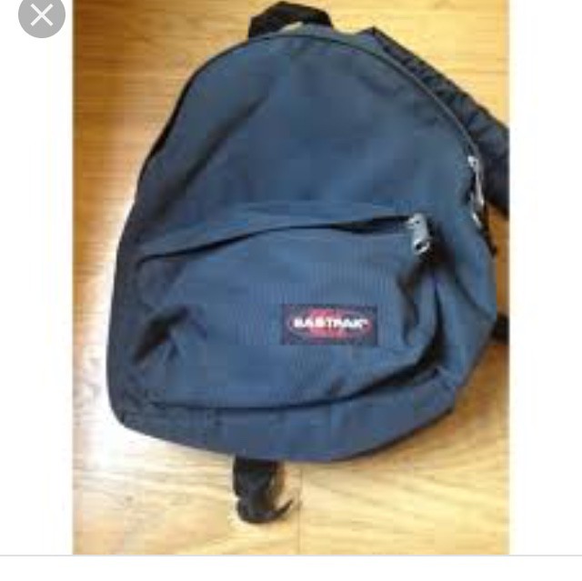 Sac à dos Eastpak avec à l'intérieur une housse de costume pliable avec le costume complet + des chaussures de service tenue restauration lycéen