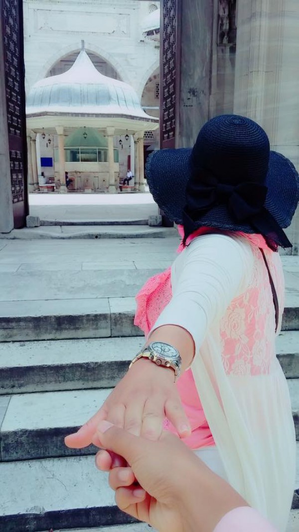 Un chapeau noir dans le hall À delà gare Matabiau