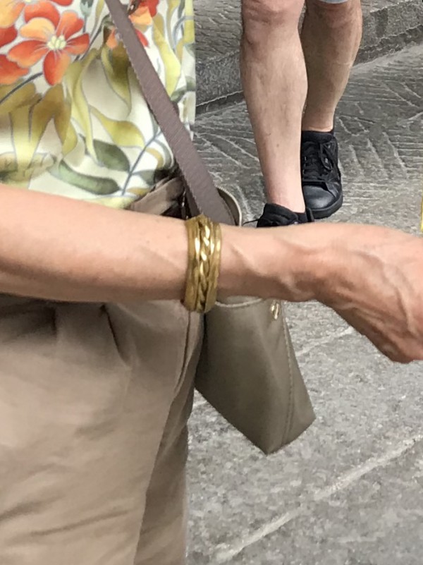 Perdu un bracelet en métal couleur or dans le Centre Commercial de Vélizy 2