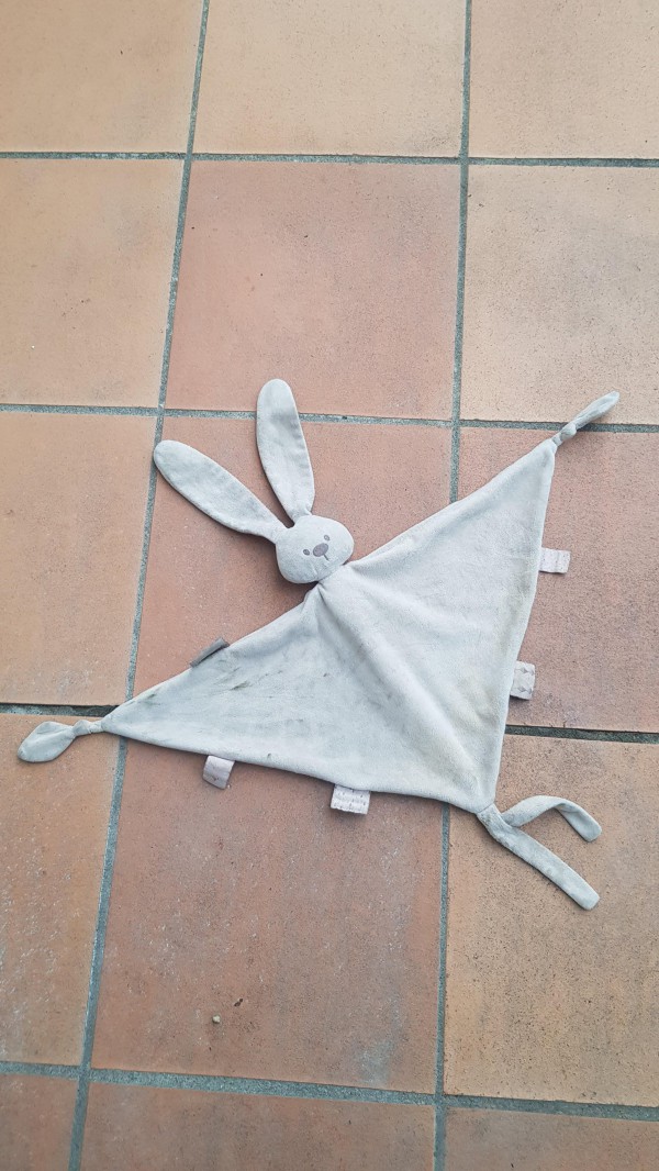Doudou lapin beige. Quartier Croix-Daurade à Toulouse