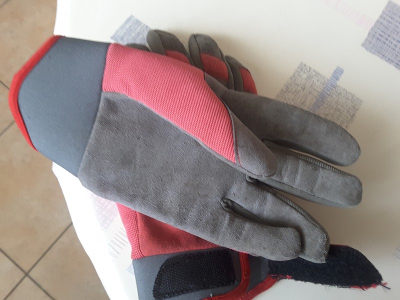 Paire de gants trouvés face au 155 rue raie Nevers le 16 octobre couleur grise et framboise
