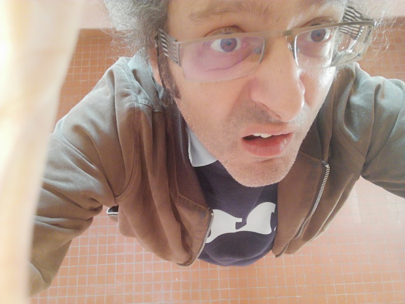 Une paire de lunettes dans housse