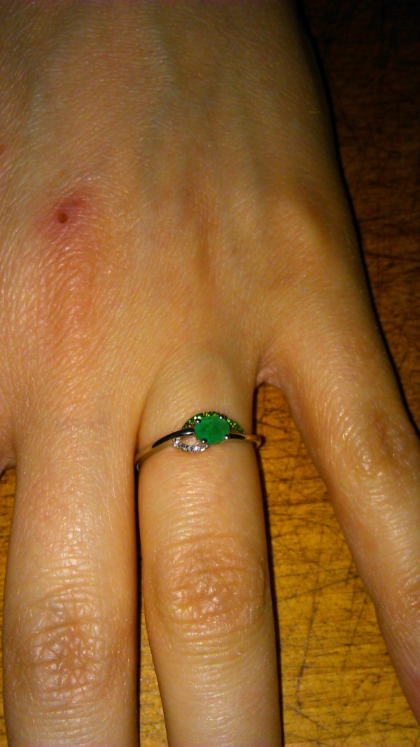 une bague avec émeraude