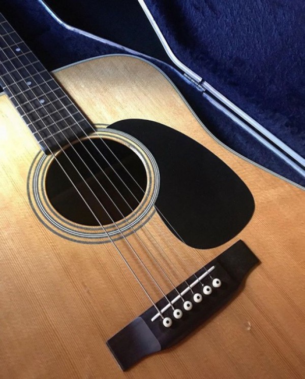 Perdu, guitare Martin D28, à Paris 5ème, place Maubert