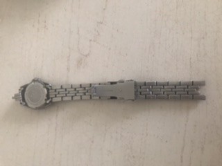 Trouvé à Cap Cabourg, sentier dans les dunes après promenade Marcel Proust , une montre de dame avec bracelet métallique