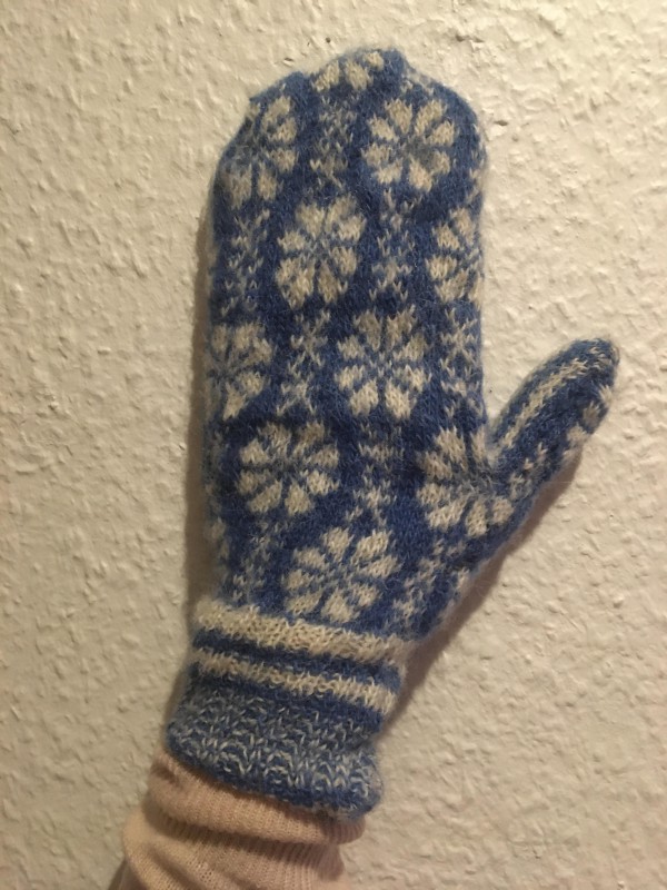 Gant bleu tricoté à la main