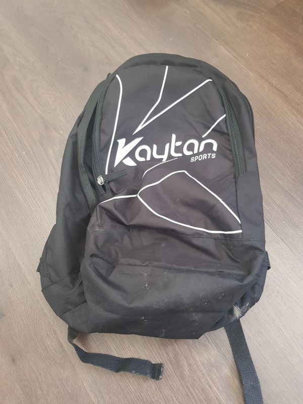 sac à dos noir avec carte d'identité au mon de Said Mohamed Ilhame