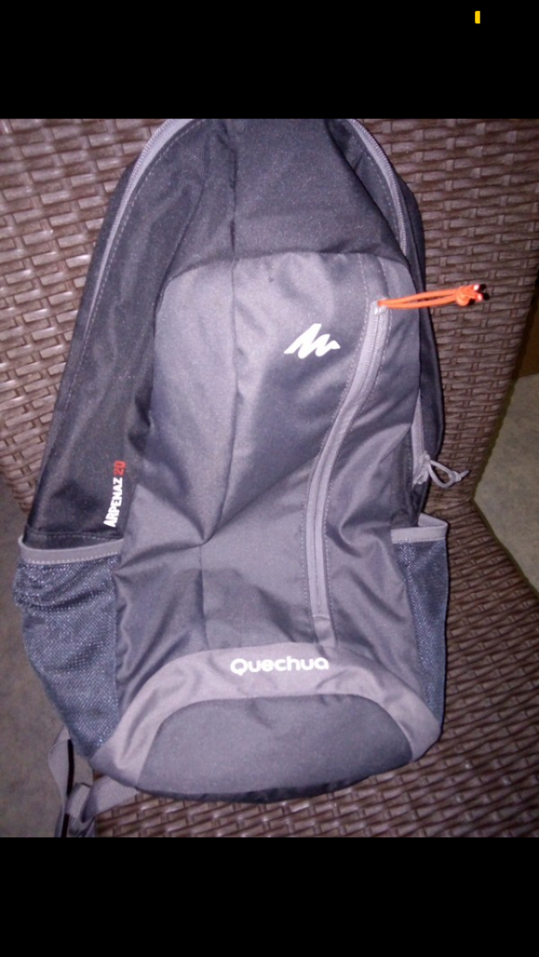 Sac de sport gris foncé dedans une tenue de sport noir club de Seclin