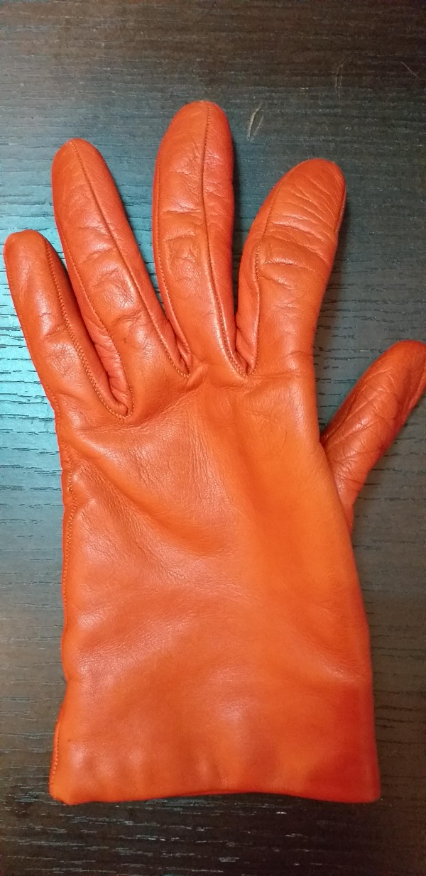 Perdu gant cuir et cachemire orange 4 avenue de Vorges Vincennes