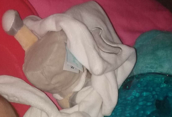 Doudou blanc , avec un petit bonnet .