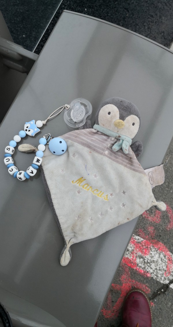 Doudou pinguin avec attaché tétine personnalisé.