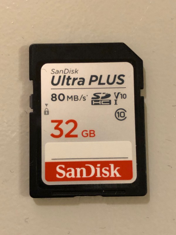 Carte mémoire SD SanDisk 32Go ultraplus, sur le quai du RER B Port-Royal