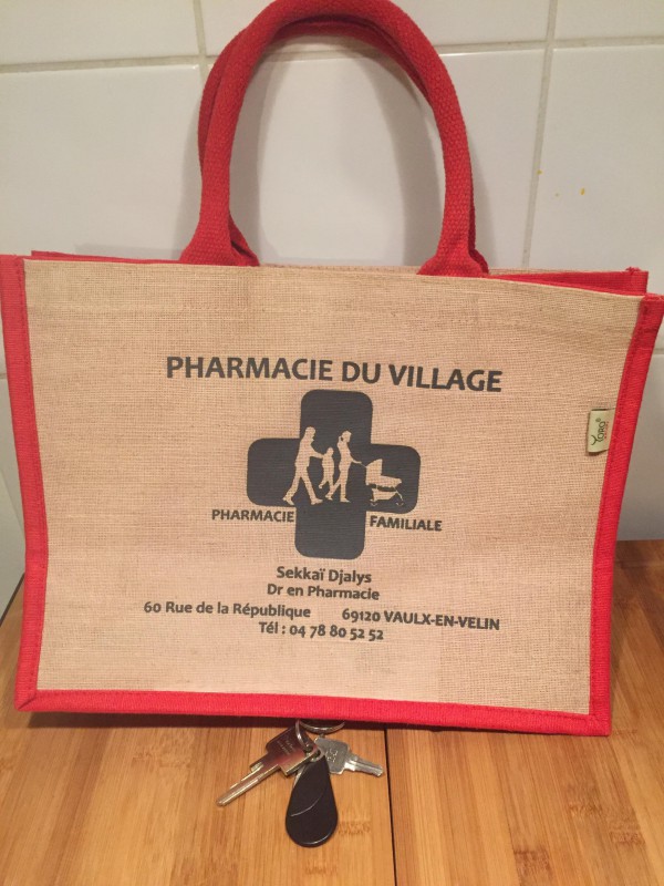 Trousseau de 3clefs avé ça badge noir et long tour début cou jaune