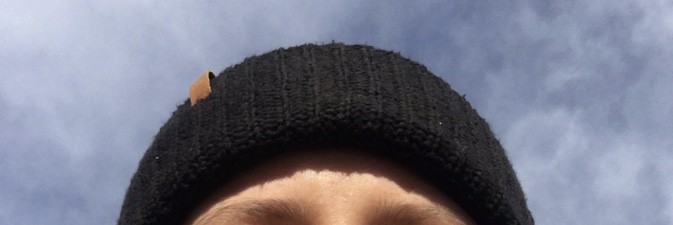 Bonnet noir avec petite bande en cuir sur le côté