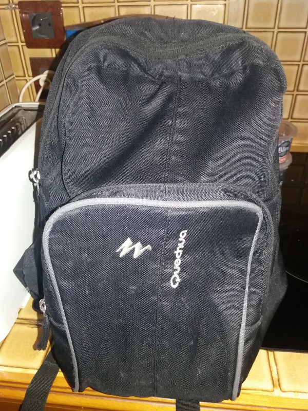 Sac à dos QUECHUA trouvé a l'arrêt "Place Amiral Muselier", bus ligne 83 Marseille 8ème arrdt.