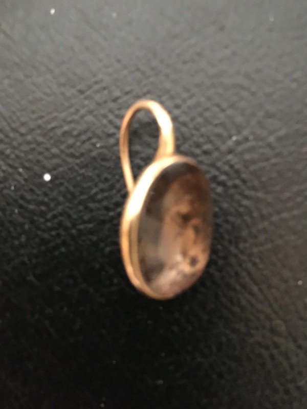 Perdu une boucle d’oreille pomelato en or avec une grosse pierre jaune à Neuilly sur Seine