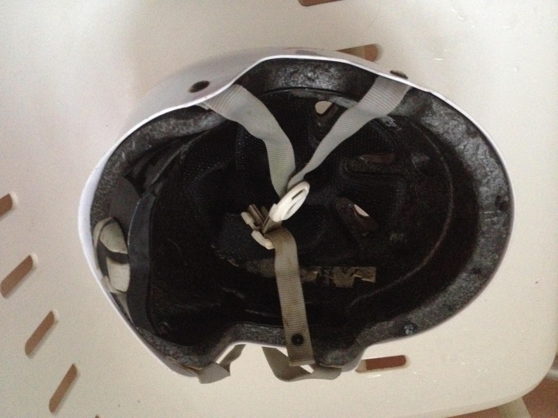 Trouvé casque vélo enfant étang du Ter 56270 Ploemeur