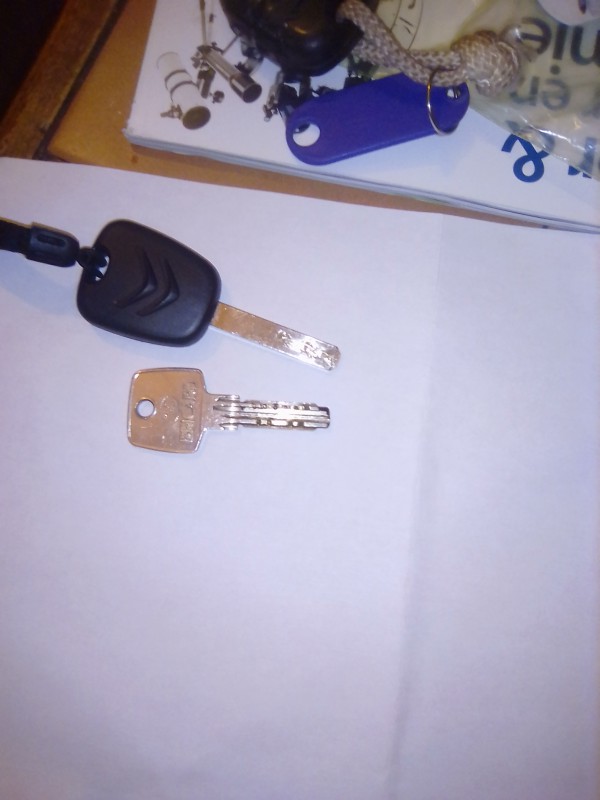 clefs voiture citroen et appartement bricard