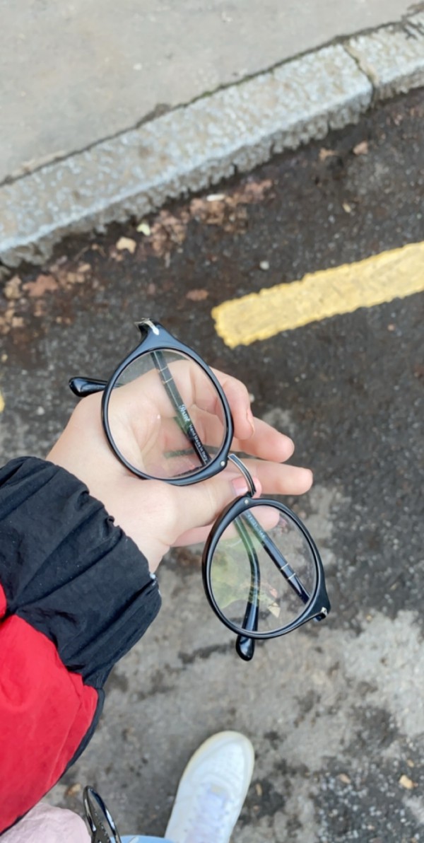 Paires de lunettes noir de la marque Persol trouvé a bel air