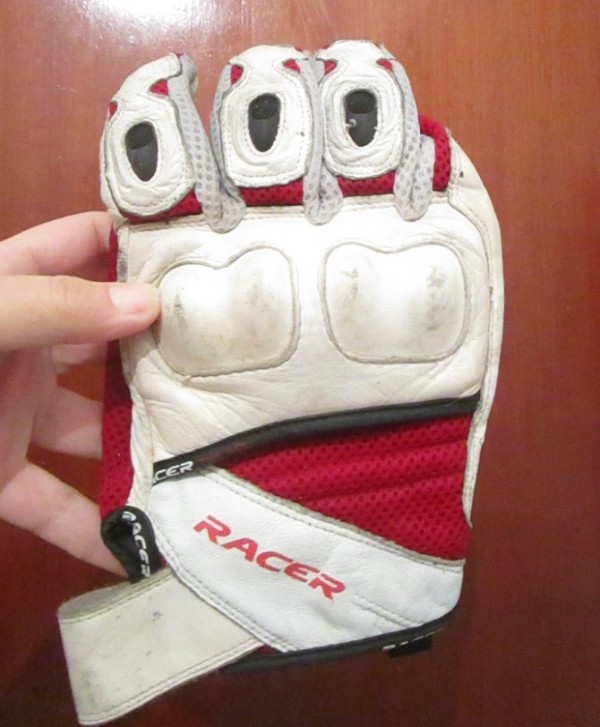 Trouvé à Nice, près de Magnan, Bricorama, un gant de moto motard rouge et blanc.
