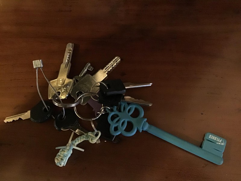 Clés maison retrouvées devant le 2 rue Desprez à Toulouse, à côté d’une Fiat noire