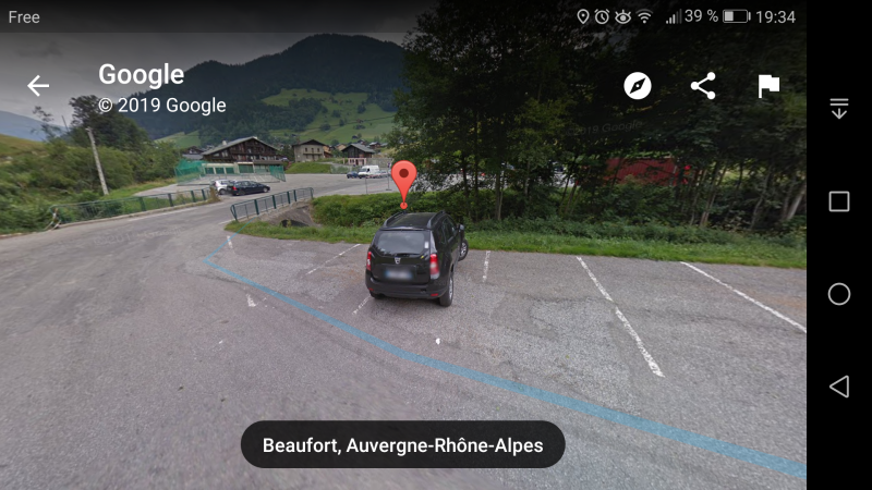 Oubliés Hier - Bâtons de ski noirs à Arêches, sur un parking