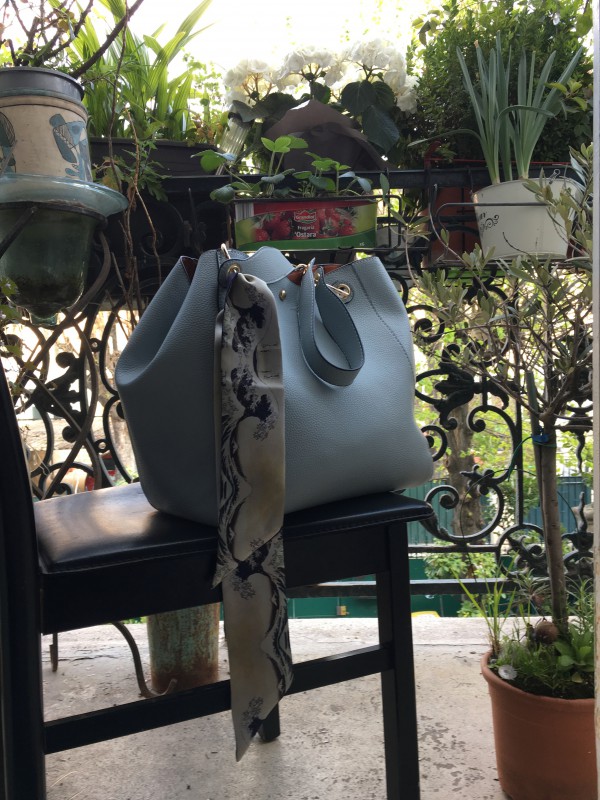 Sac à main oublié dans un taxi place de la République