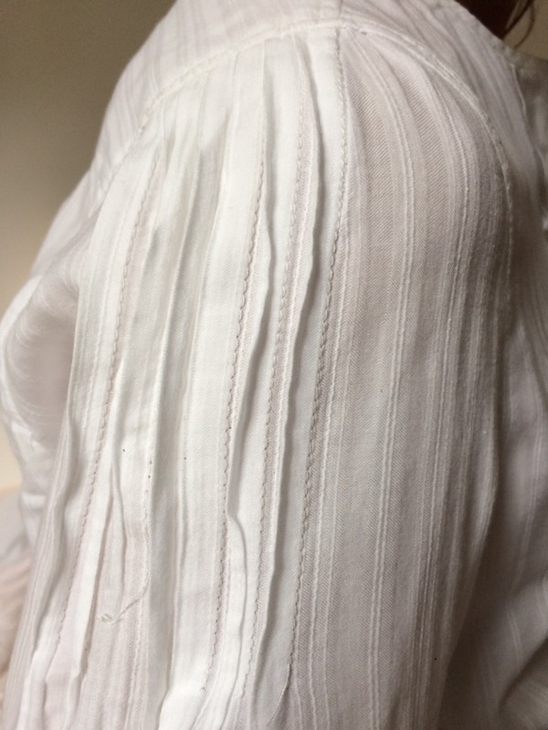 Chemise de peintre dans sac de magasin NIMES Place du grand Temple dans parking indigo