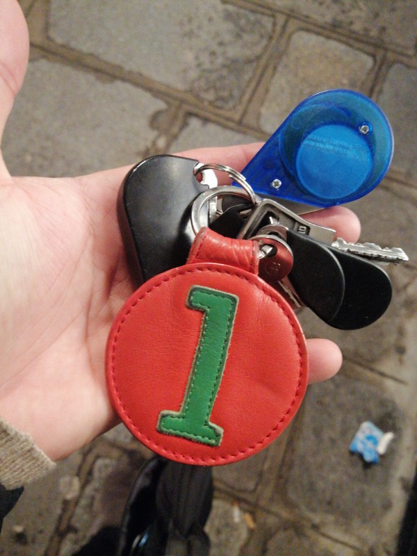 Trousseau de clés avec un porte clé rouge portant numéro 1