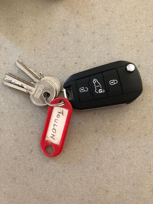 trousseau de clés (1 auto Citroen + 4 clés)