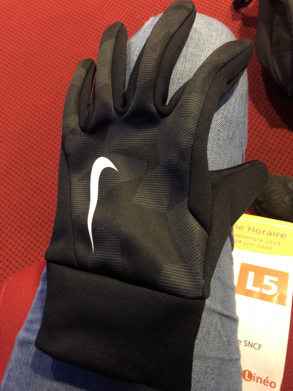 Perdu gant Nike de foot noir à Toulouse entre la station St Michele Marcel Langer et Empalot