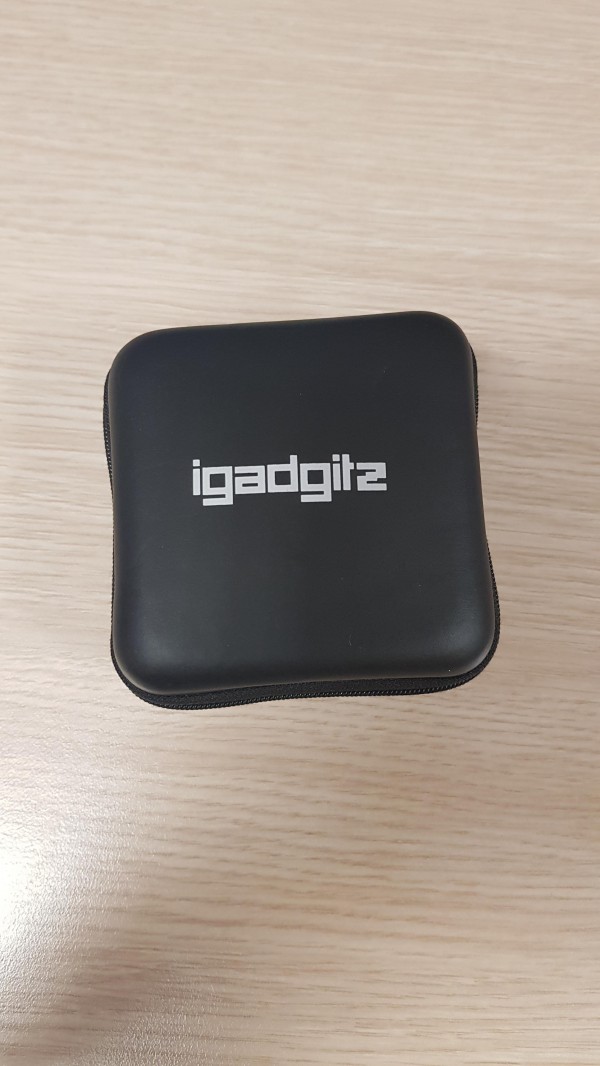 Etui Igadgitz et vapoteuse/recharges trouvés à Stade de France Saint-Denis RER D