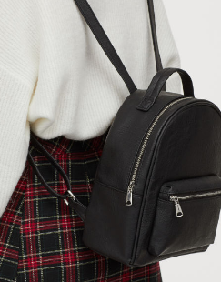 petit sac à dos noir avec porte feuille et clés