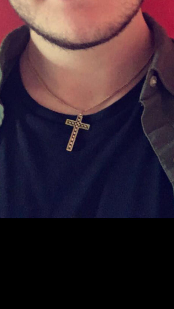Vol chaîne en or avec croix