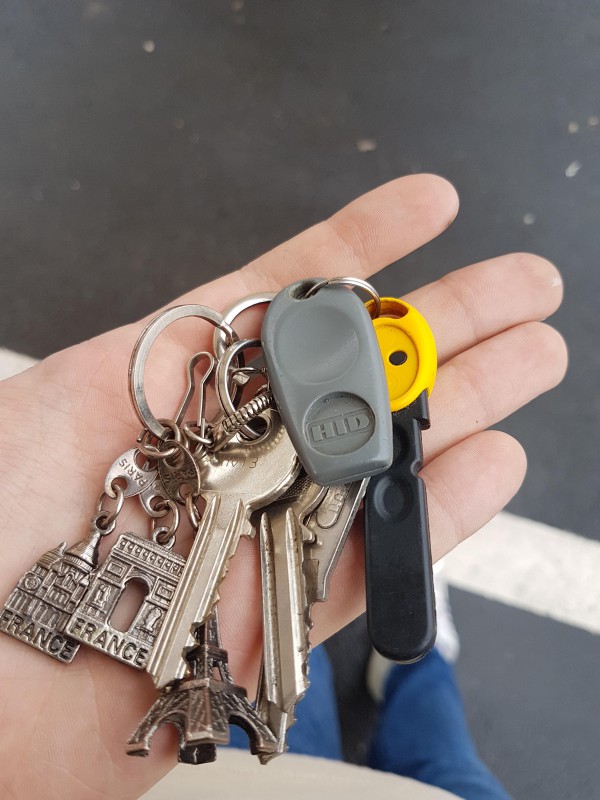 Clés trouvées à Beauvais dans l'oise au Car Wash Intermarché
