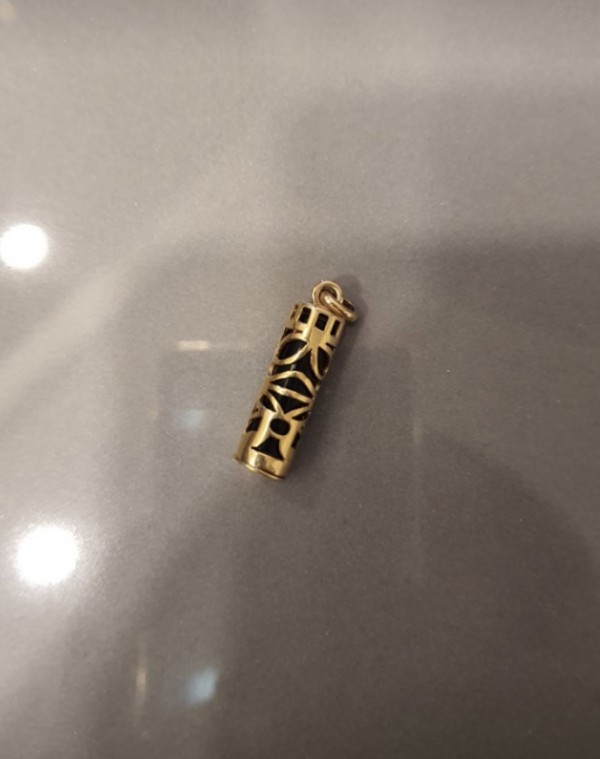 Chaîne longue en or avec pendentifs