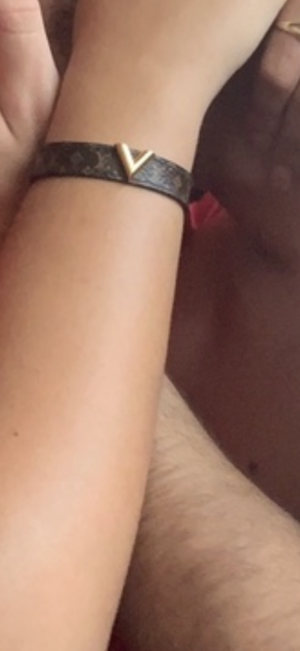 Bracelet cuir marron avec inion V doré au milieu, perdu à proximité de la fac de médecine