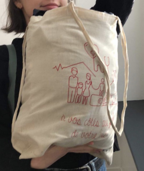 Perdu sac en tissus contenant un blouson bleu marine
