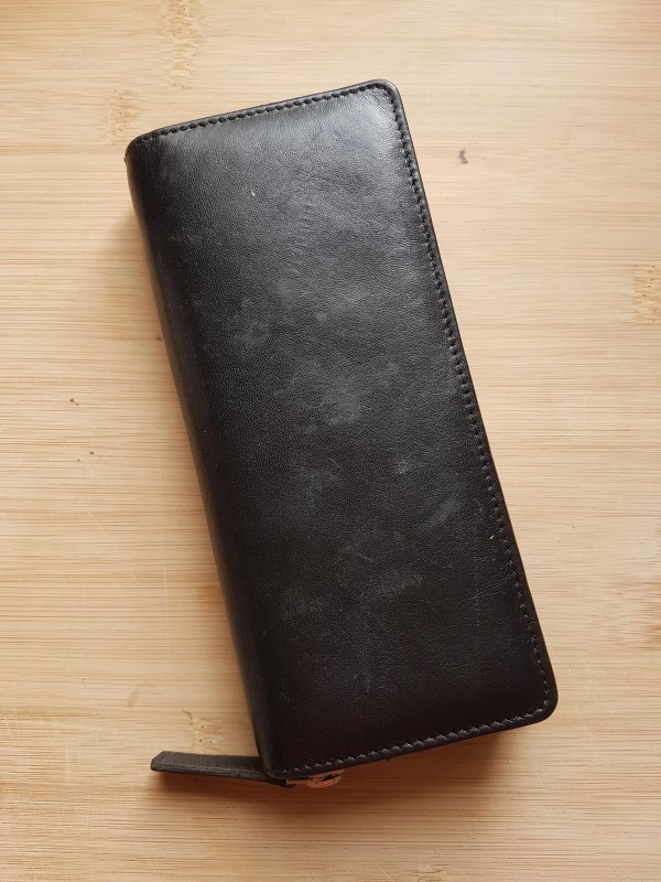 Trousse cuir noir avec matériel médical diabétique